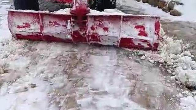 Batman’da muhtar, yolun kapanmaması için traktörle kar birikintilerini temizledi