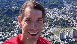 ABD'li tırmanıcı Alex Honnold, "Taipei 101" g&ouml;kdeleninin tepesine ipsiz &ccedil;ıktı