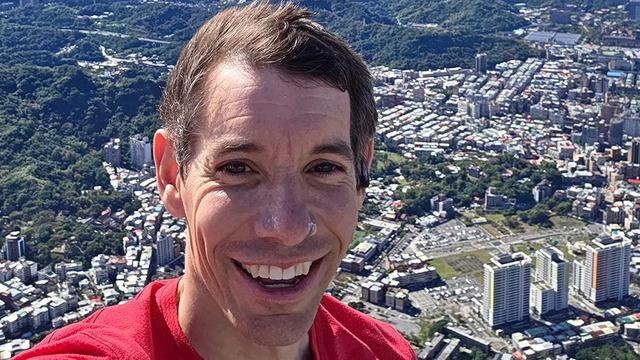 ABD'li tırmanıcı Alex Honnold, Taipei 101 gökdeleninin tepesine ipsiz çıktı