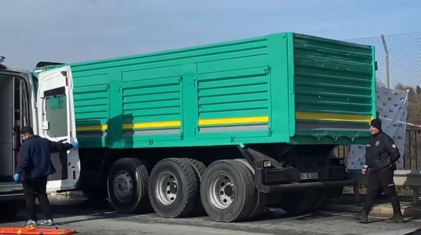 Arıza yapan kamyonu tamir ederken kabinin altında kalarak can verdi