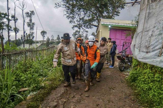 Endonezya&rsquo;daki toprak kaymasında can kaybı 16&rsquo;ya y&uuml;kseldi 1