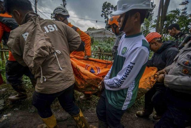Endonezya&rsquo;daki toprak kaymasında can kaybı 16&rsquo;ya y&uuml;kseldi 2