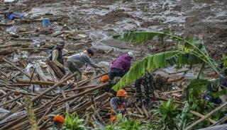 Endonezya&rsquo;daki toprak kaymasında can kaybı 16&rsquo;ya y&uuml;kseldi