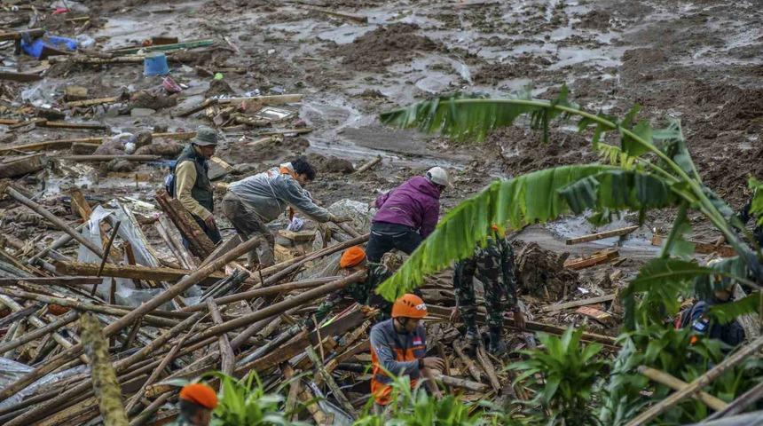 Endonezya&rsquo;daki toprak kaymasında can kaybı 16&rsquo;ya y&uuml;kseldi