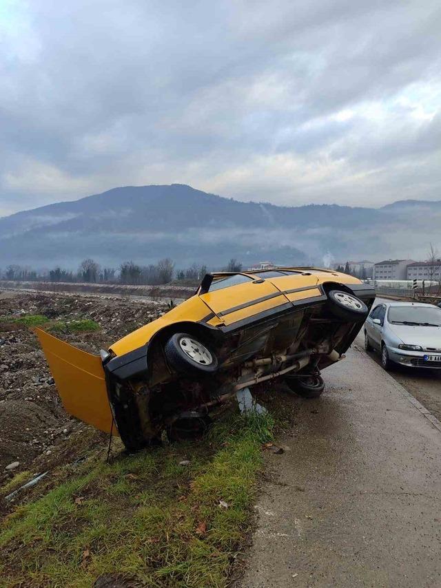 Karab&uuml;k&rsquo;te otomobil demir bariyere &ccedil;arptı: 1 yaralı 1