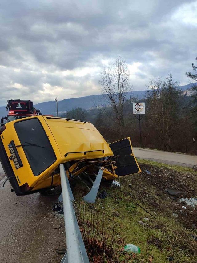 Karab&uuml;k&rsquo;te otomobil demir bariyere &ccedil;arptı: 1 yaralı 2