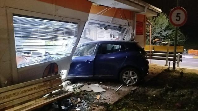 Silivri’de akollü sürücü kantar binasına çarptı: 1 ölü