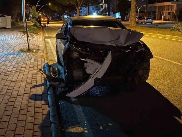 Gazipaşa&rsquo;da park halindeki otomobile &ccedil;arpan s&uuml;r&uuml;c&uuml; ka&ccedil;tı 3