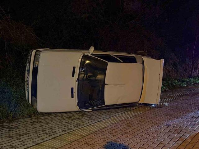 Gazipaşa&rsquo;da park halindeki otomobile &ccedil;arpan s&uuml;r&uuml;c&uuml; ka&ccedil;tı 2