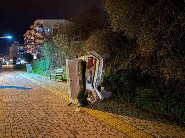 Gazipaşa&rsquo;da park halindeki otomobile &ccedil;arpan s&uuml;r&uuml;c&uuml; ka&ccedil;tı 1