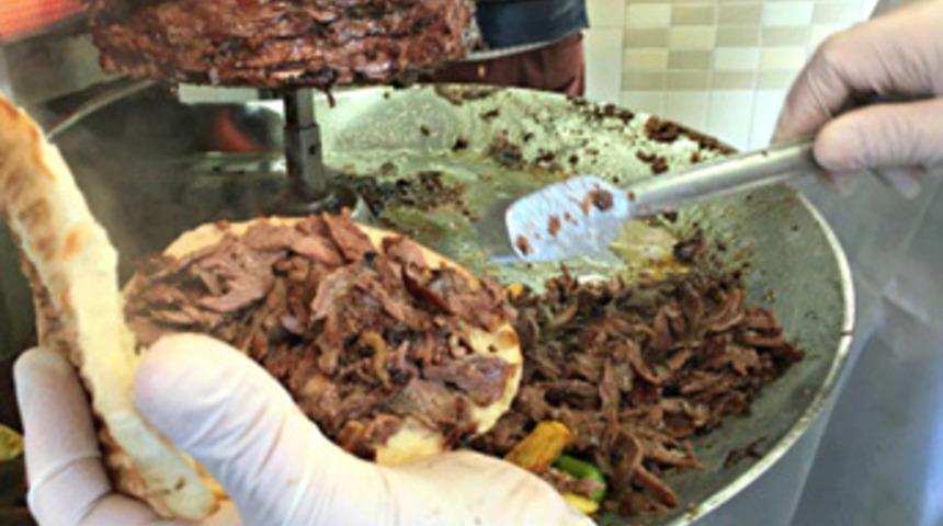 Sahtekarlar, soya kıymasını renklendirip et döner diye satıyor
