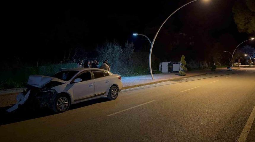 Gazipaşa&rsquo;da park halindeki otomobile &ccedil;arpan s&uuml;r&uuml;c&uuml; ka&ccedil;tı