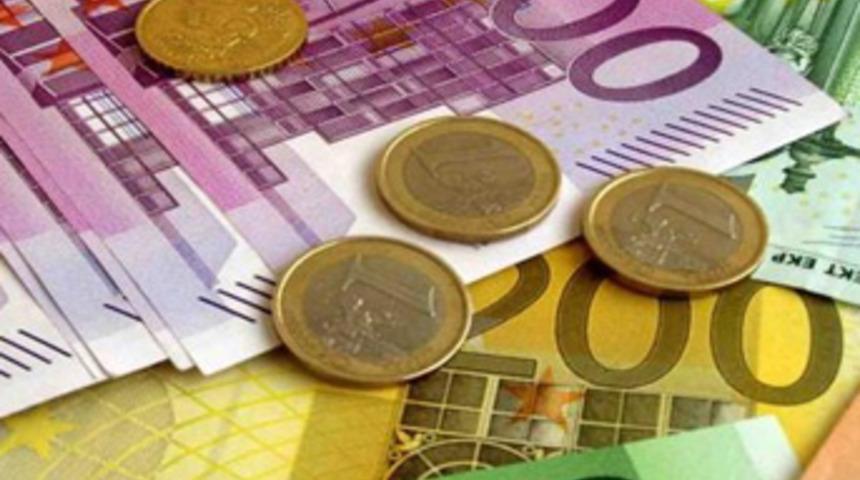 Euro'dan yeni zirve, dolar rekor düzeye yaklaştı
