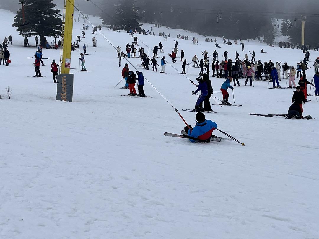 Uludağ da hafta sonu ve s&ouml;mestir yoğunluğu! Pistlerde adım atacak yer kalmadı 3