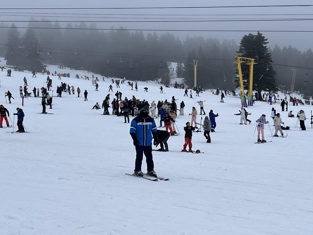 Uludağ da hafta sonu ve s&ouml;mestir yoğunluğu! Pistlerde adım atacak yer kalmadı 1