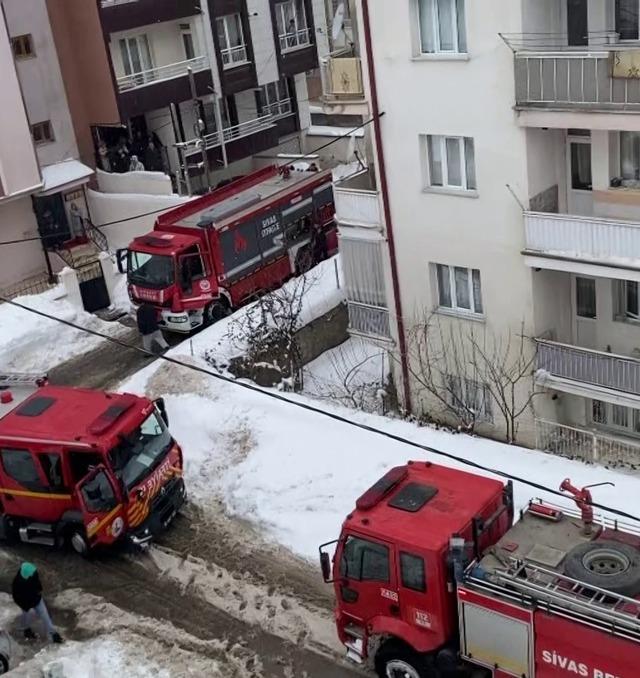 Sivas&rsquo;ta &ccedil;atıda &ccedil;ıkan yangın paniğe neden oldu 4