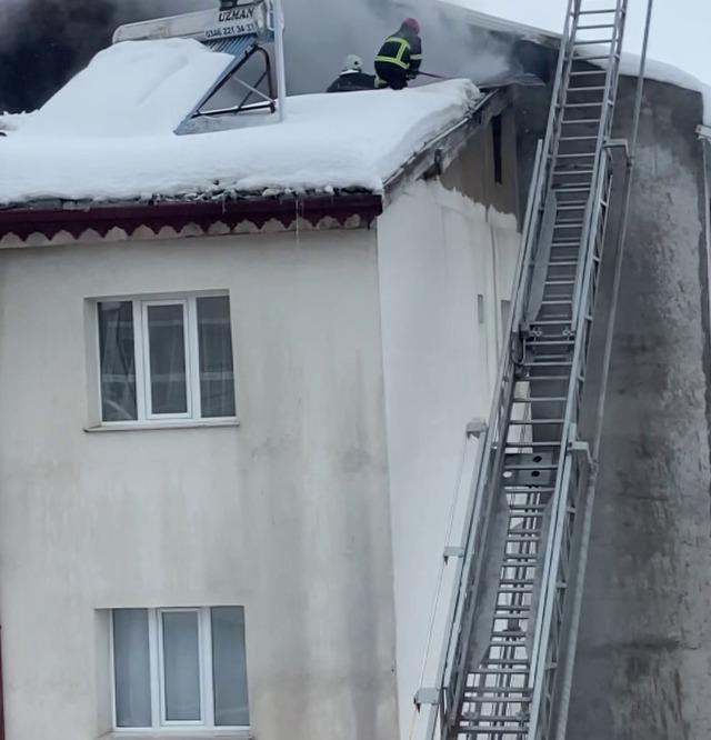 Sivas&rsquo;ta &ccedil;atıda &ccedil;ıkan yangın paniğe neden oldu 3