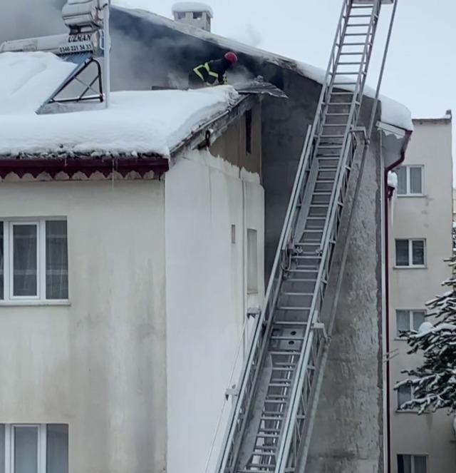 Sivas&rsquo;ta &ccedil;atıda &ccedil;ıkan yangın paniğe neden oldu 2