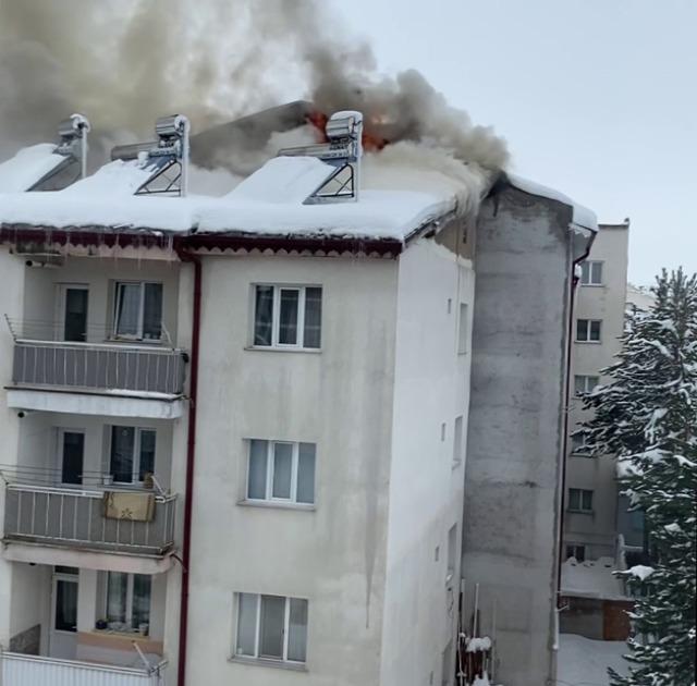 Sivas&rsquo;ta &ccedil;atıda &ccedil;ıkan yangın paniğe neden oldu 1