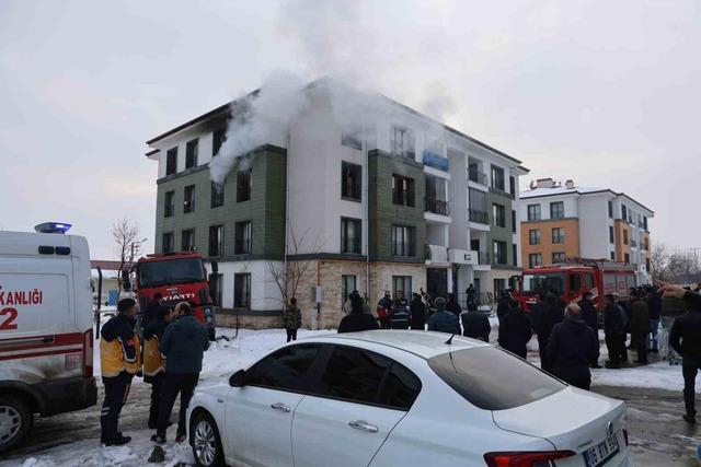 Elazığ&rsquo;da apartman dairesinde yangın: 11 kişi dumandan etkilendi 8