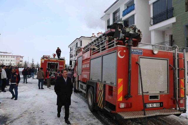 Elazığ&rsquo;da apartman dairesinde yangın: 11 kişi dumandan etkilendi 7
