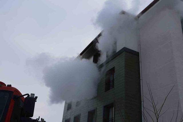 Elazığ&rsquo;da apartman dairesinde yangın: 11 kişi dumandan etkilendi 6