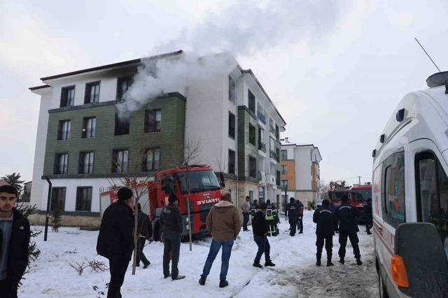 Elazığ&rsquo;da apartman dairesinde yangın: 11 kişi dumandan etkilendi 5