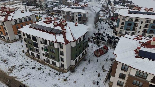 Elazığ&rsquo;da apartman dairesinde yangın: 11 kişi dumandan etkilendi 2