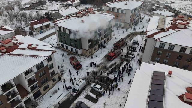 Elazığ’da apartman dairesinde yangın: 11 kişi dumandan etkilendi