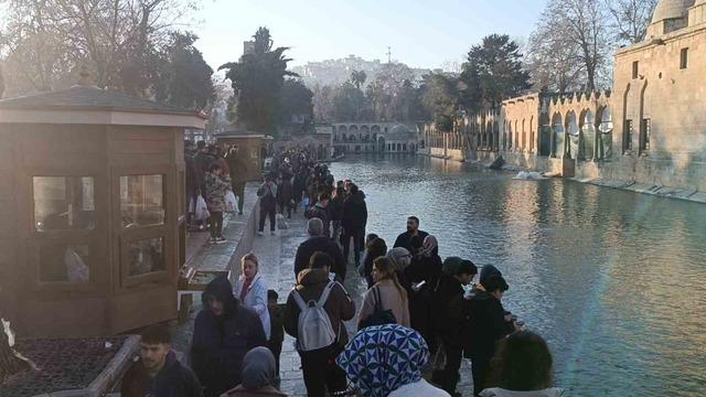 G&uuml;neşi g&ouml;ren soluğu Balıklıg&ouml;l&rsquo;de aldı 3