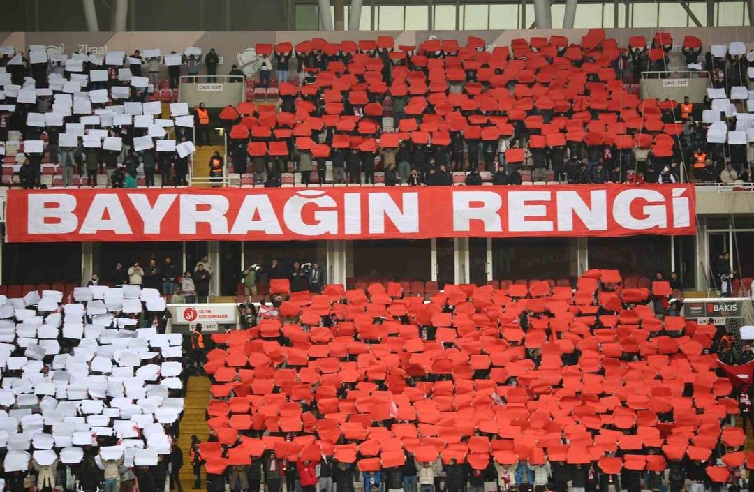 Sivasspor taraftarlarından Amed Sportif ma&ccedil;ında T&uuml;rk bayrağı koreografisi! 4