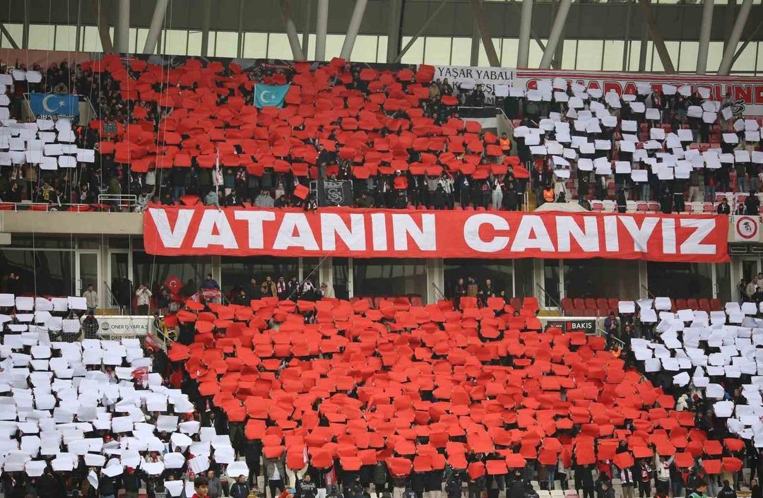 Sivasspor taraftarlarından Amed Sportif ma&ccedil;ında T&uuml;rk bayrağı koreografisi! 5