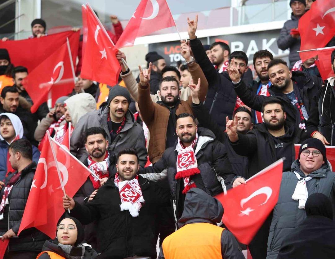 Sivasspor taraftarlarından Amed Sportif ma&ccedil;ında T&uuml;rk bayrağı koreografisi! 6