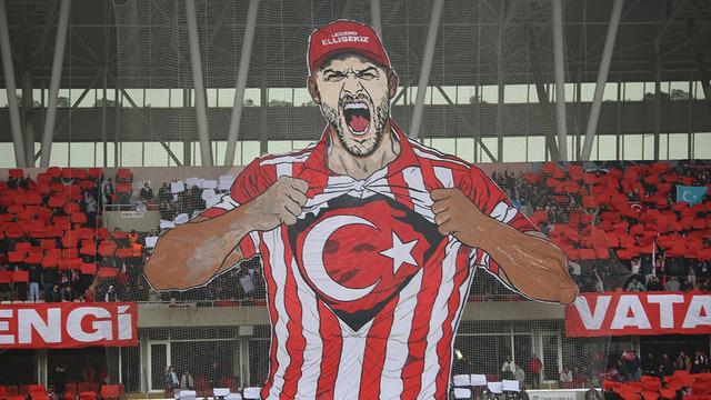 Sivasspor taraftarlarından Amed ma&ccedil;ında T&uuml;rk bayrağı koreografisi!