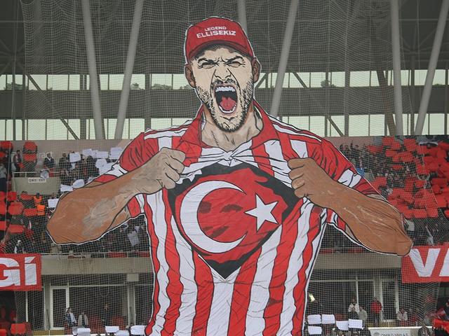 Sivasspor taraftarlarından Amed ma&ccedil;ında T&uuml;rk bayrağı koreografisi!