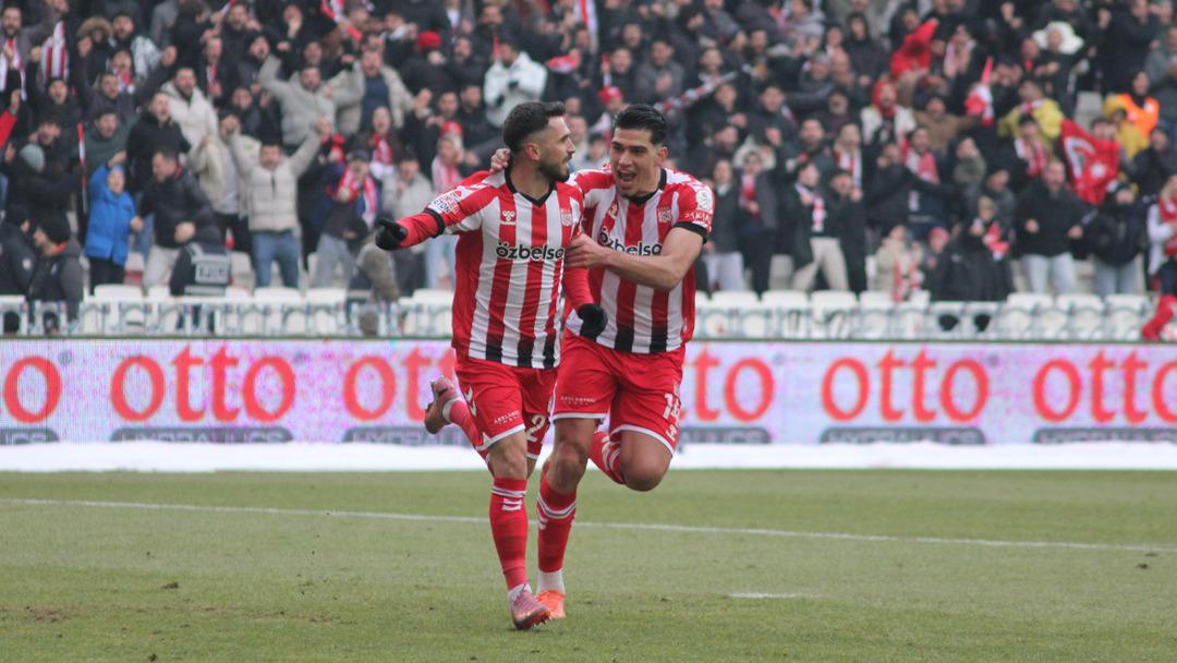 Sivasspor taraftarlarından Amed Sportif ma&ccedil;ında T&uuml;rk bayrağı koreografisi! 1