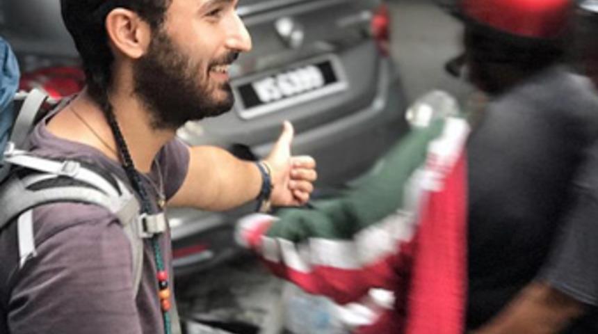 Bileklik satarak dünyayı geziyor