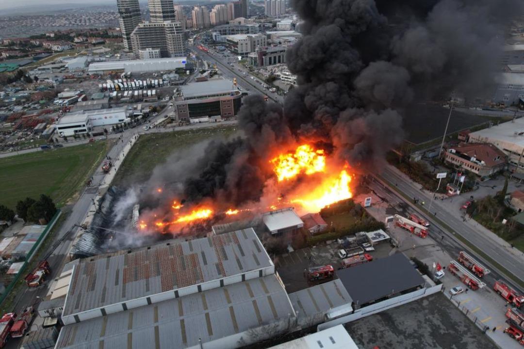 B&uuml;y&uuml;k&ccedil;ekmece de plastik kasa &uuml;retimi yapan fabrikada yangın 1