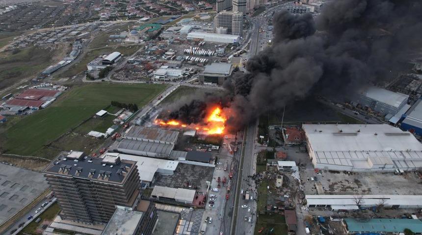 B&uuml;y&uuml;k&ccedil;ekmece'de plastik kasa &uuml;retimi yapan fabrikada yangın