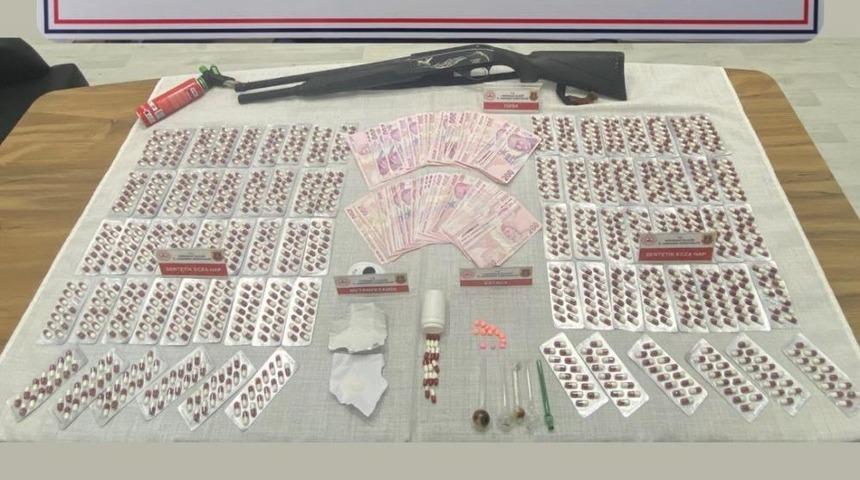 Evinde ve aracında uyuşturucu bulunan şahıs tutuklandı