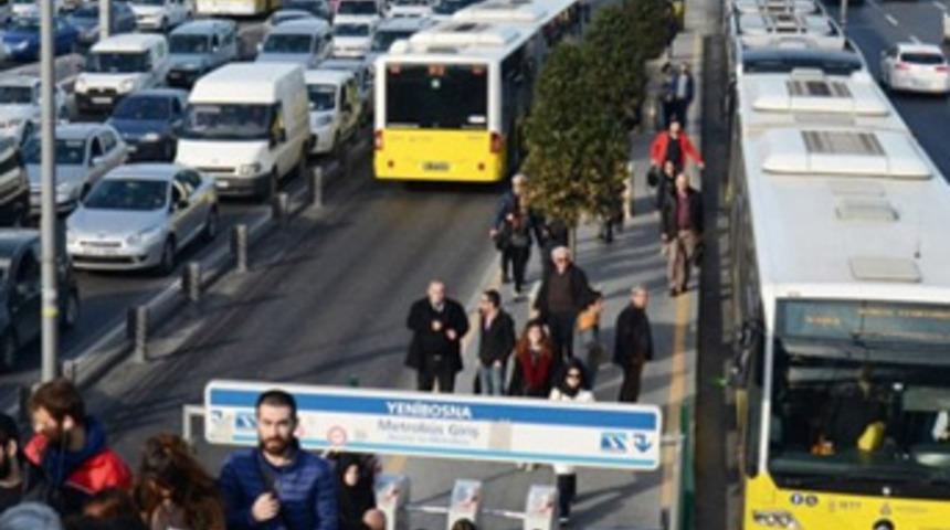 Metrobüs durağında ayda 5 bin TL kazanıyor