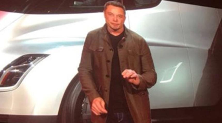 Tesla'nın kurucusu Elon Musk yeni araçlarını tanıttı