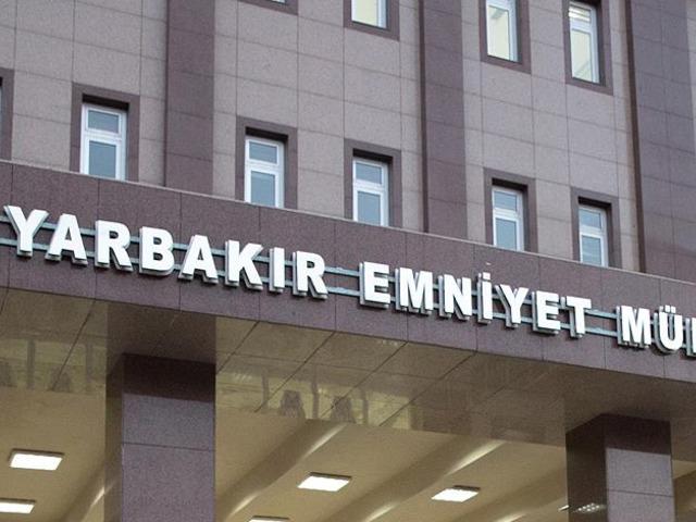 Diyarbakır Valiliği duyurdu! Emniyetin &ouml;n&uuml;ne patlayıcı attılar