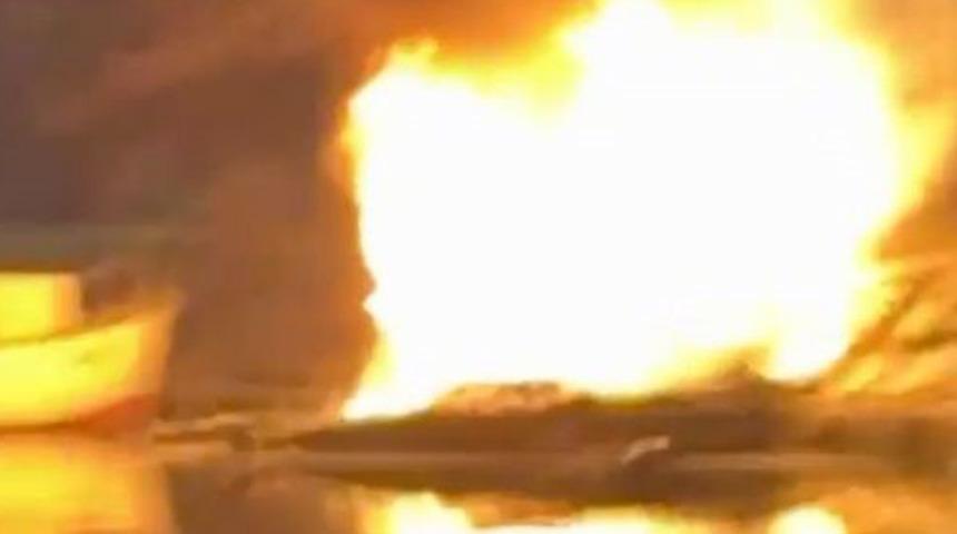 K&uuml;&ccedil;&uuml;k&ccedil;ekmece'de g&ouml;l ağzındaki iki kayık alev alev yandı