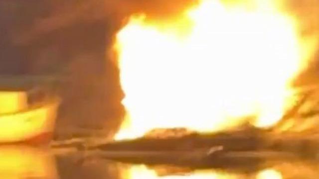 Küçükçekmece'de göl ağzındaki iki kayık alev alev yandı