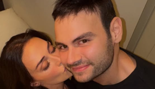 Sevgilisiyle burun buruna uyurken poz verdi! Herkesin aklına aynı şey geldi