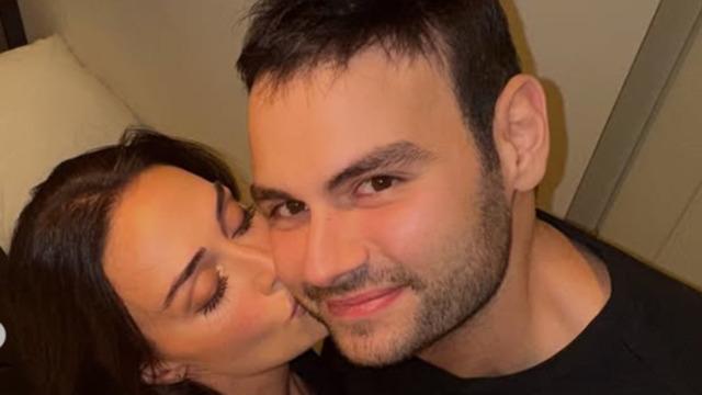 Sevgilisiyle burun buruna uyurken poz verdi! Herkesin aklına aynı şey geldi