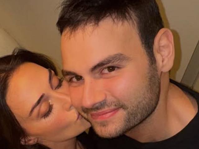 Esra Bilgi&ccedil; sevgilisiyle burun buruna uyurken poz verdi! 