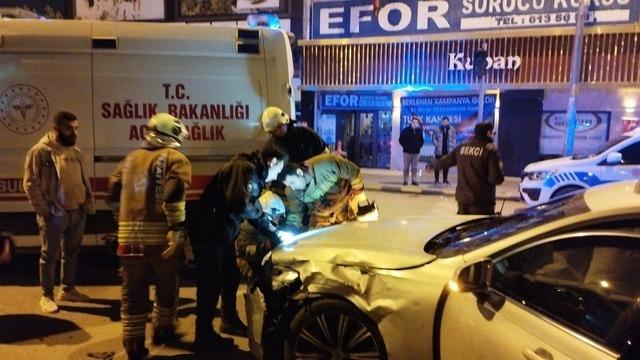 İskenderun&rsquo;da trafik kazası: 2 yaralı 1