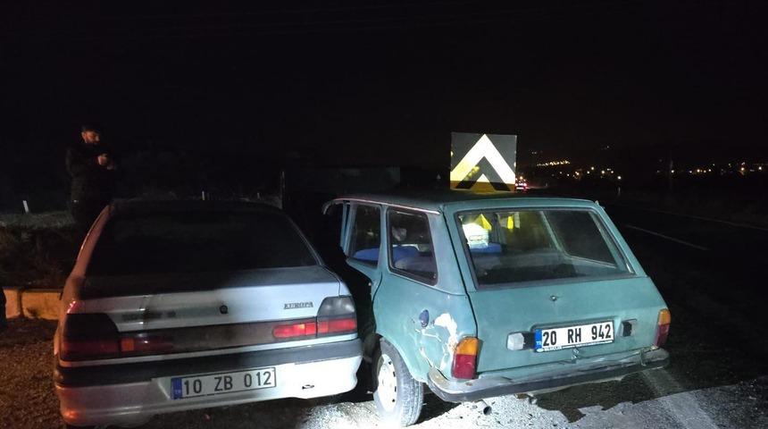 Buldan&rsquo;da iki otomobil &ccedil;arpıştı; 2 yaralı